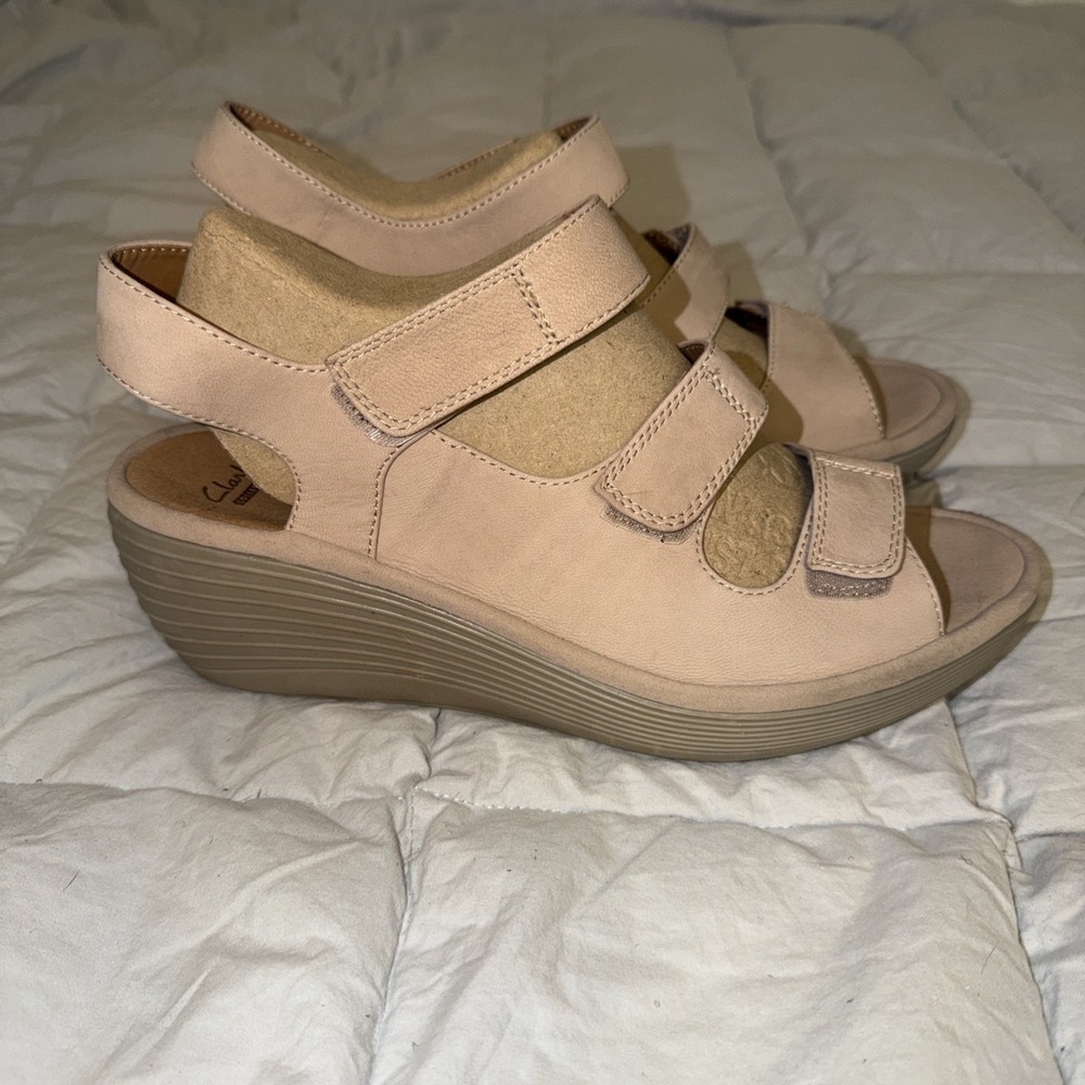 Clarks Reedly Juno‎ Size 8W Beige Nubuck Leather Wedge Sandals Soft Cushion NEW